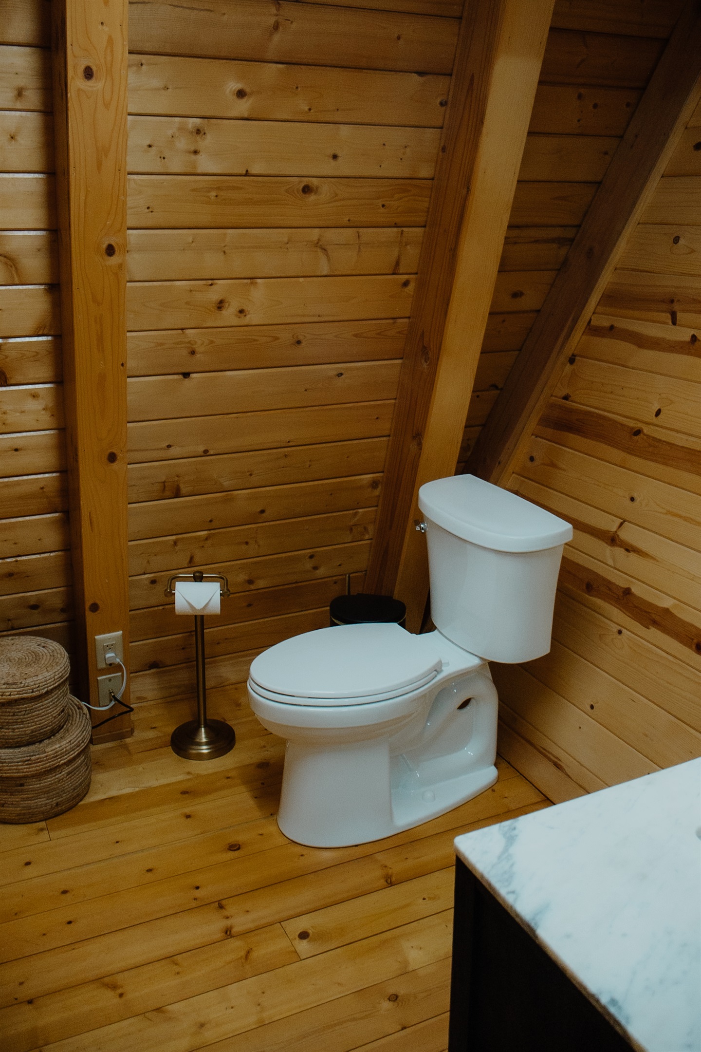 Modern half bathroom with rustic cabin charm and stylish finishes. Clean and comfortable amenities in this White Mountains retreat. Perfect for families and groups near Show Low. Convenient location close to Pinetop dining, hiking, and fishing.