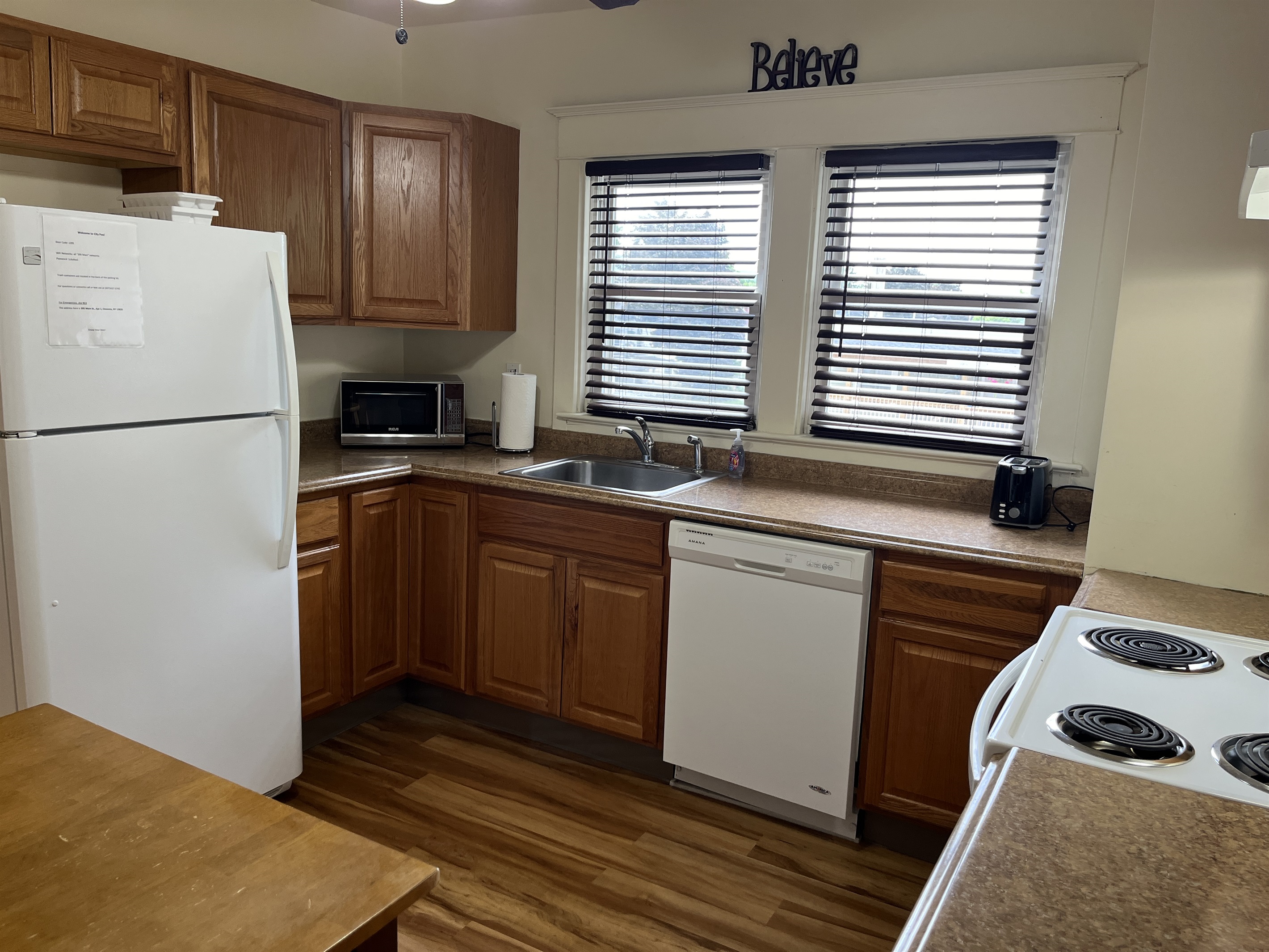 Eat-in kitchen w/ dishwasher