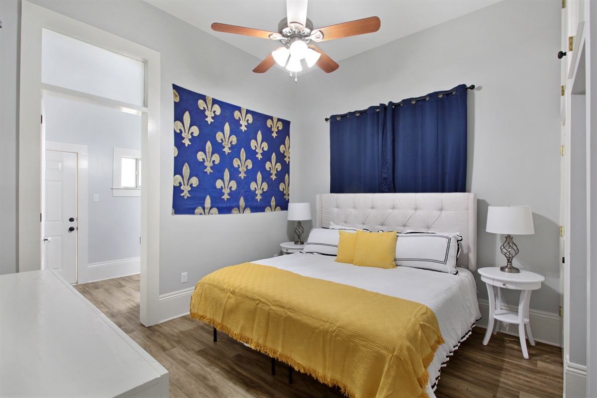 Bedroom 5. 1 king bed. 39" tv. En-suite bathroom. Luggage rack.