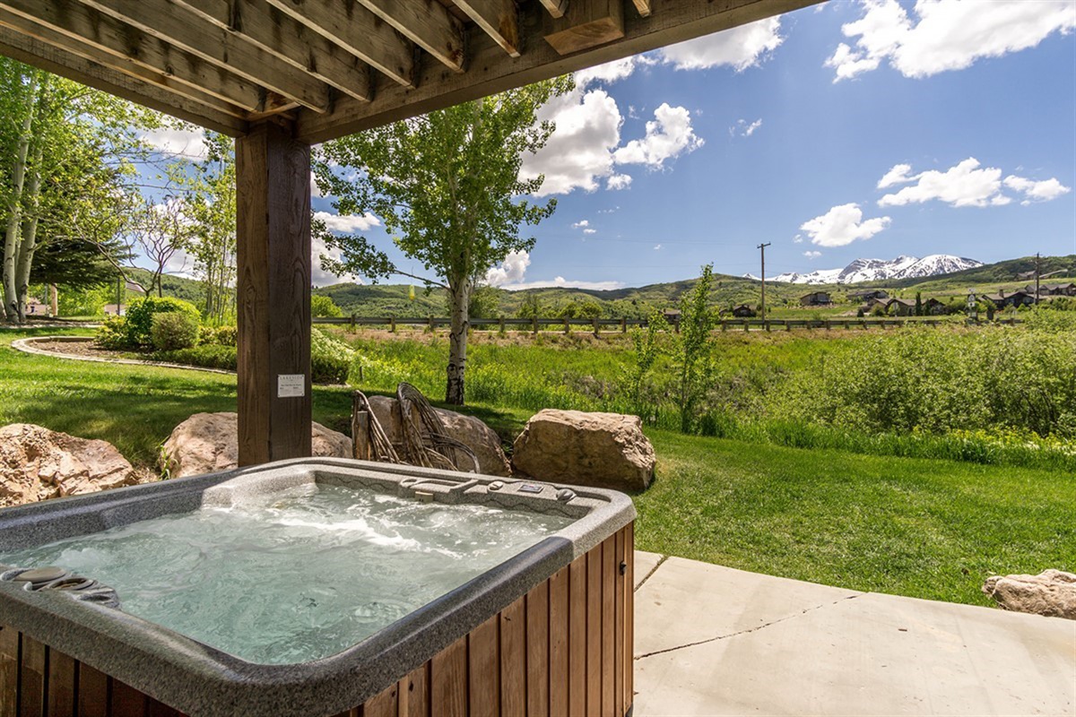 Soak in your private hot tub while enjoying sweeping mountain and valley views—an indulgent outdoor retreat perfect for morning coffee or evening wine.