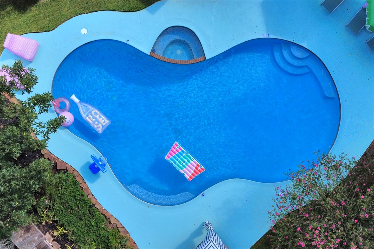WOW! Just check out that pool!