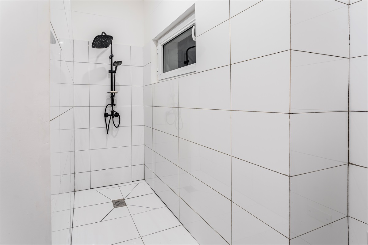 Detail of the rainfall shower (primary bathroom)