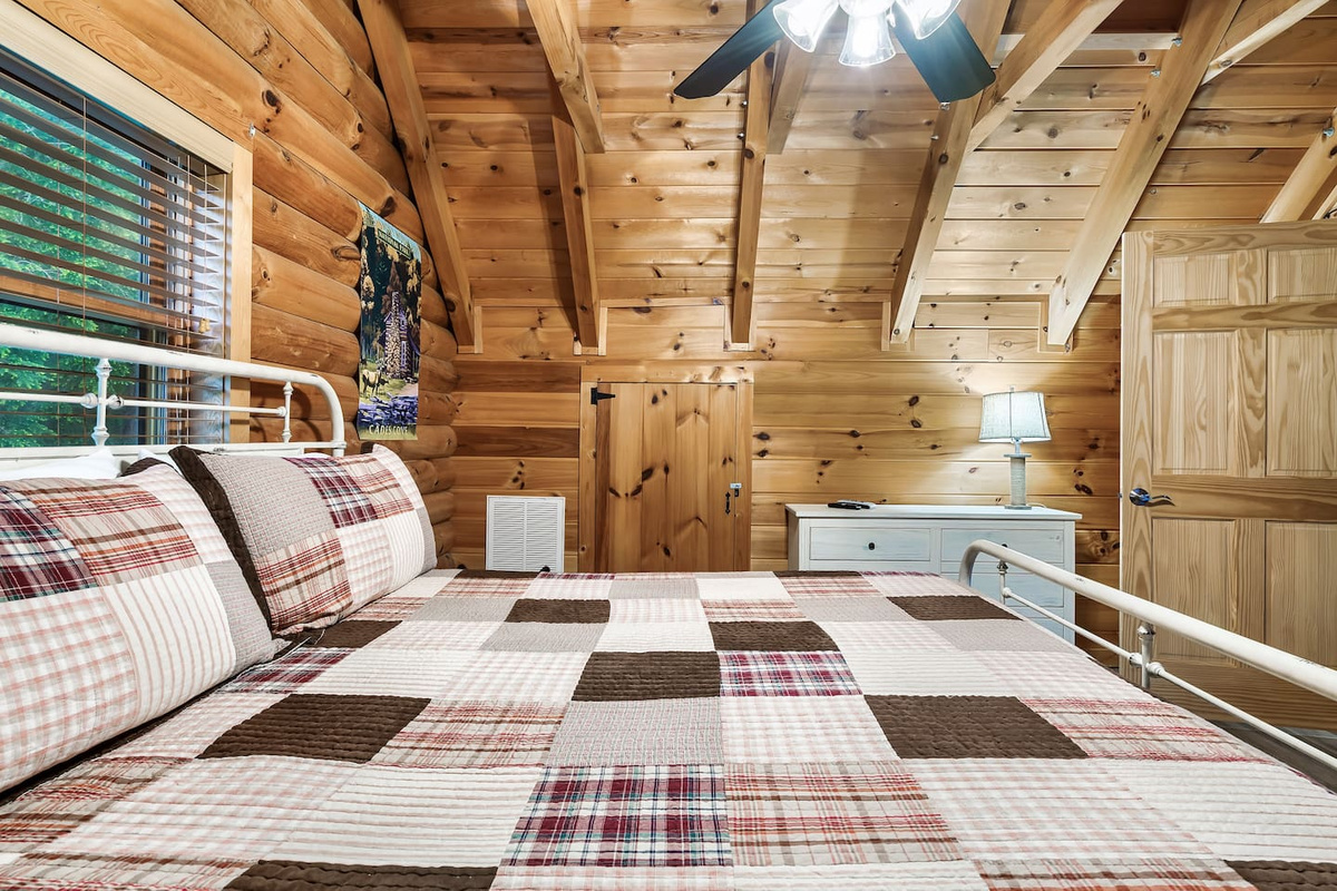 Upstairs bedroom - king bed / twin bed