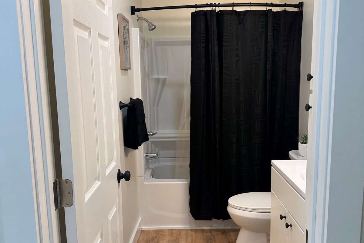 Bathroom with tub/shower