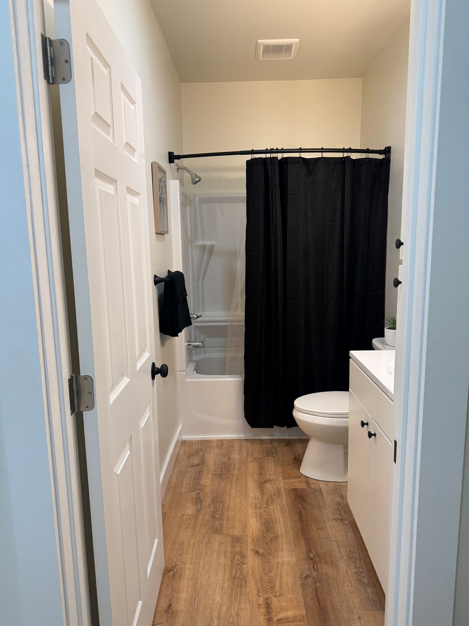 Bathroom with tub/shower