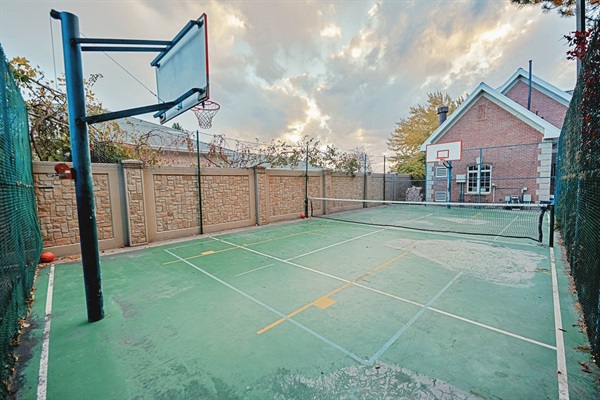 Basketball hoops/pickleball courts/tennis court