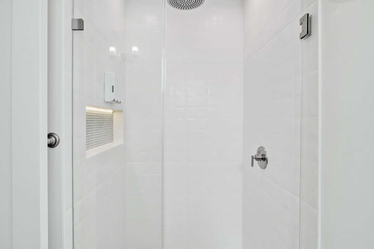 Rain shower with lighted niche