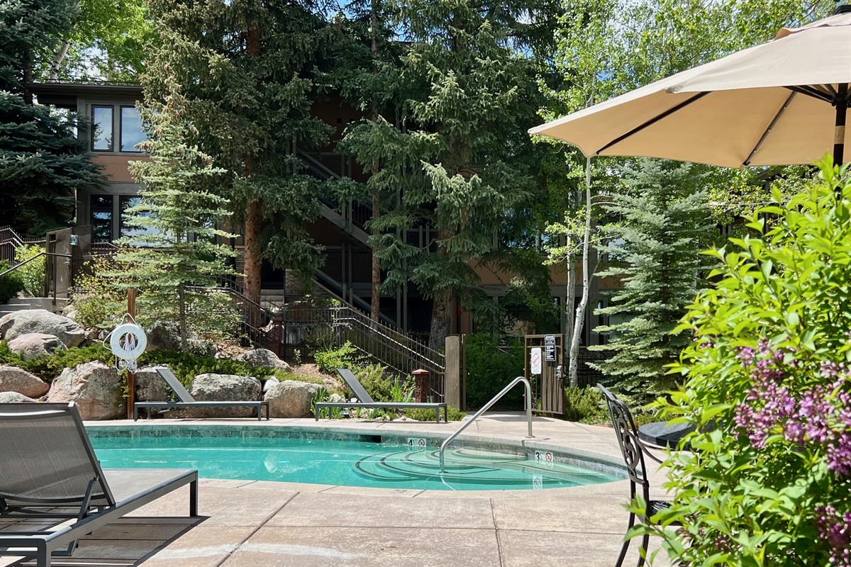 This 3rd floor unit looks out over the swimming pool and grotto-style hot tubs - conveniently just steps away!