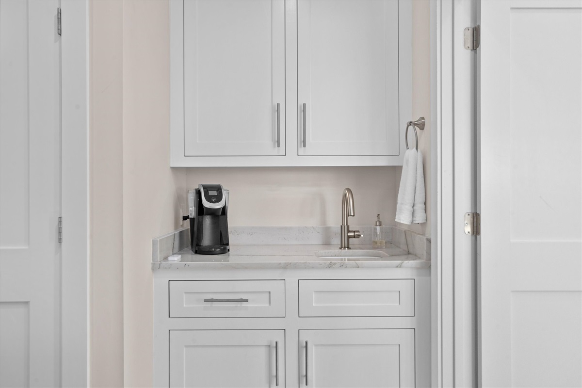 063d8a6cc4dc46c1a2f126bc674cc208 Large | Beachhouse | Texas | TX | Vacation Homes | Galveston | Crystal Beach | Kokomo | Breezy Days | Beachfront Elegance | Sunrise Serenity | Southern Sands Property Management, LLC