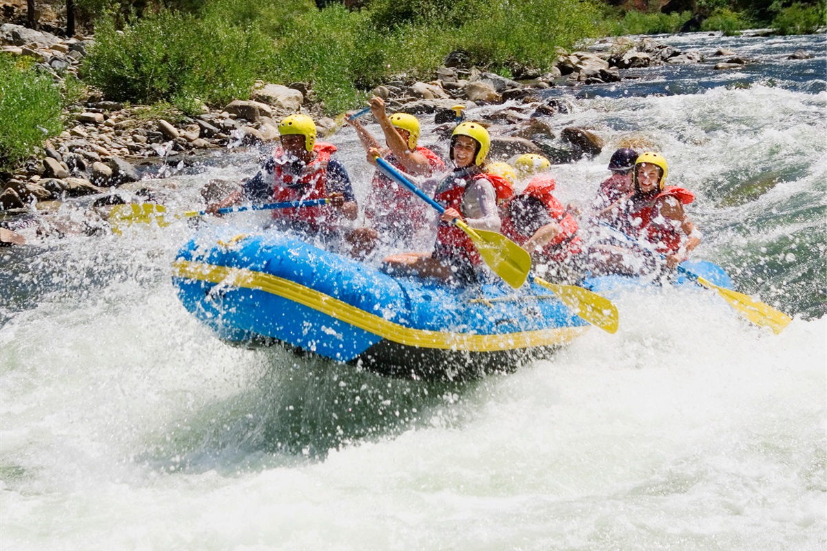 💦 Thrills await! Kayak, paddleboard, or tackle the rapids with white water rafting — Asheville’s outdoor water adventures are calling! 🚣‍♂️🌊✨