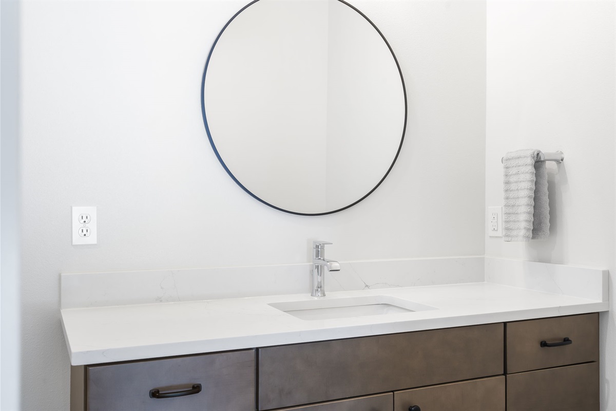 King ensuite bath #1