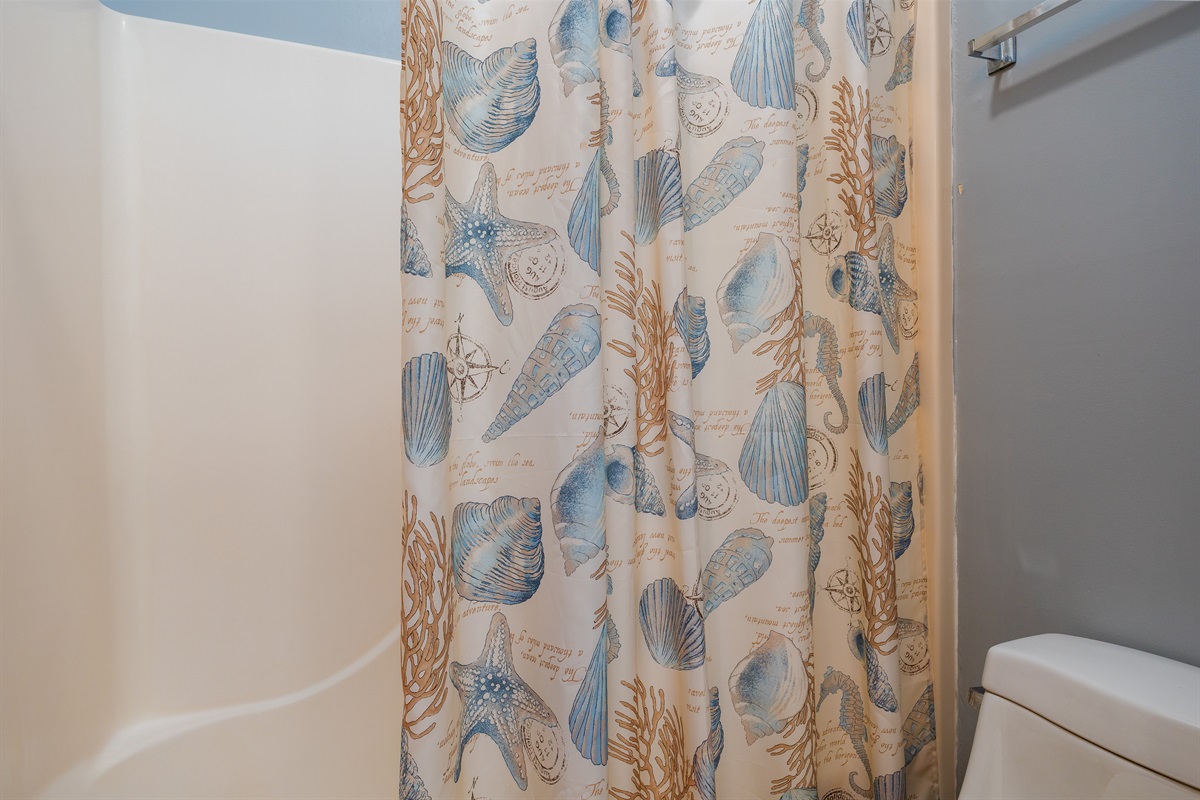 Tub/shower combination in Main floor bathroom