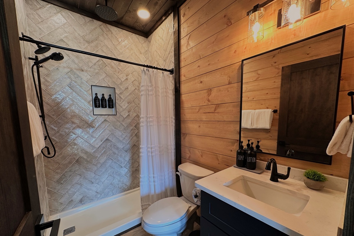 Floor 3 - King Room 1: Full Bathroom