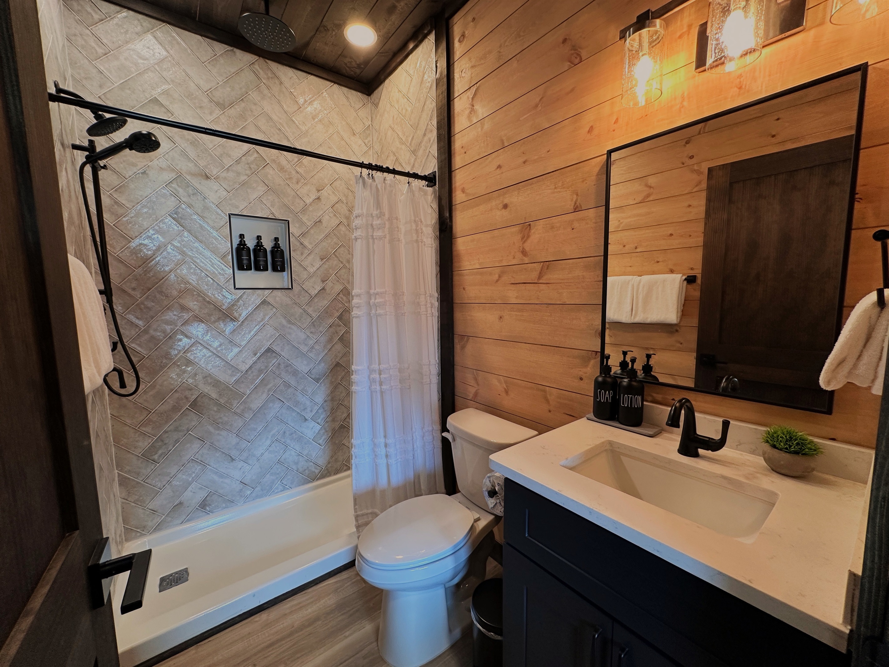 Floor 3 - King Room 1: Full Bathroom