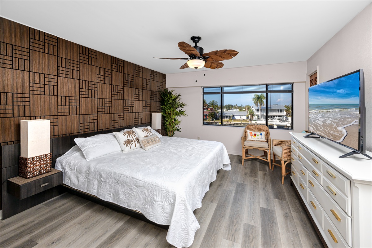 King Size main Bedroom sleeps 2