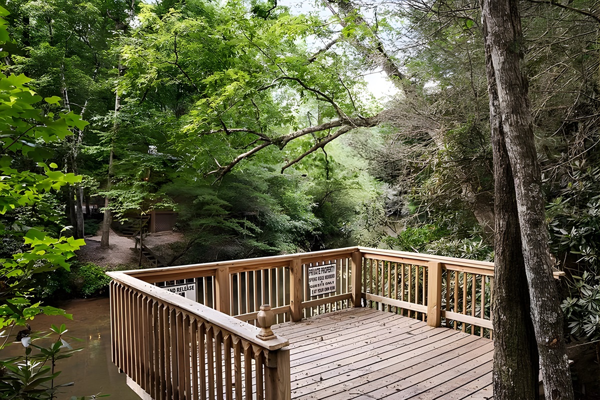 Nature&rsquo;s calm is just steps away, splash in, slow down, and relax. Only a 5-minute walk from the cabin.