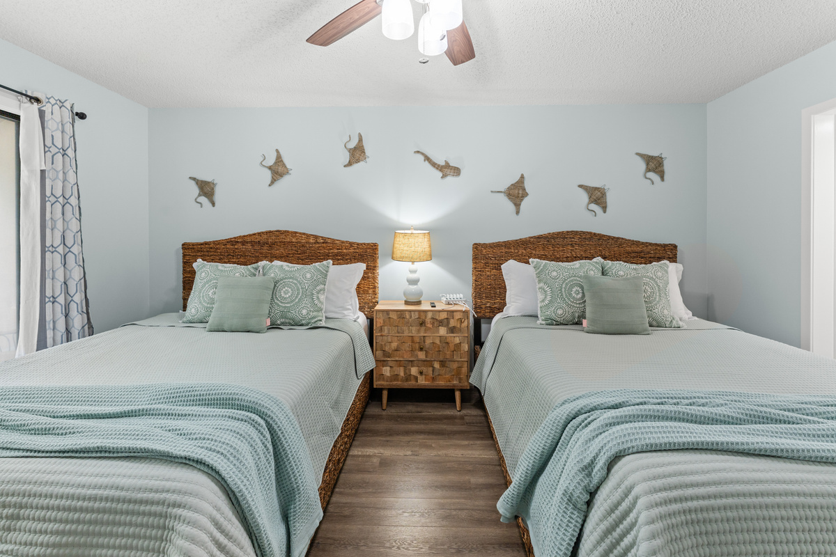 2nd Bedroom w/ 2 Queens