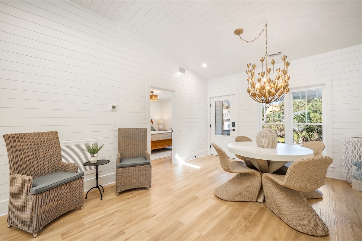 Dining Area | 19 Sand Crab | IOP Escapes