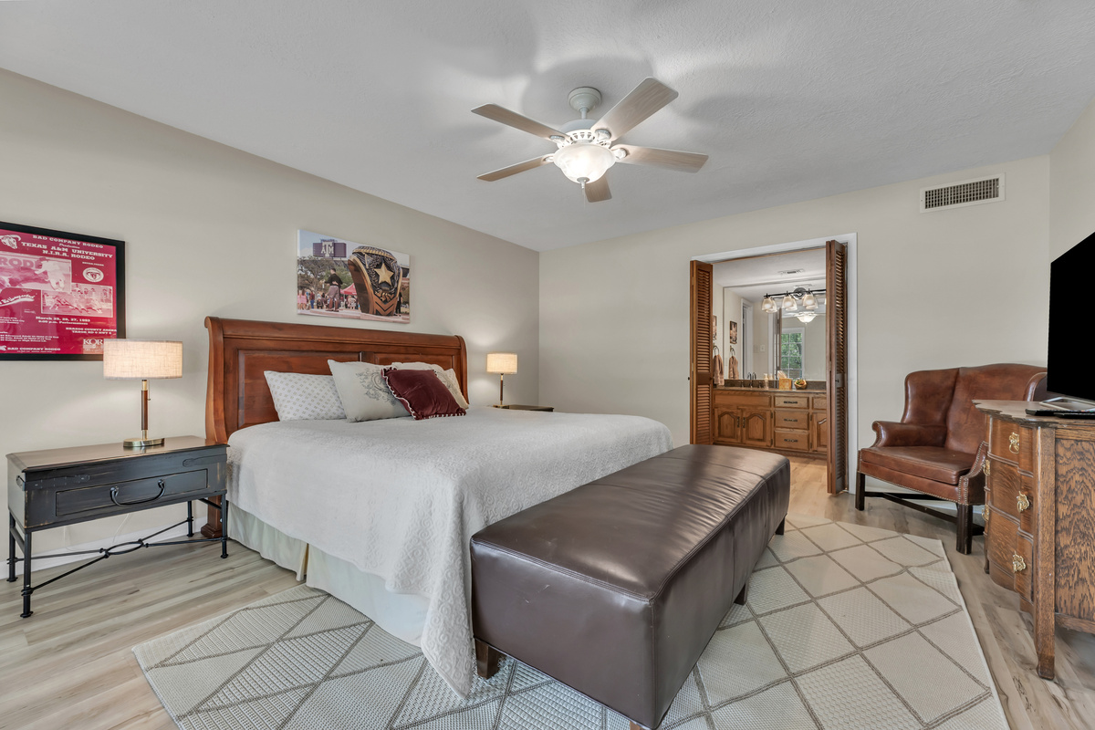 Master bedroom with King bed, TV and en-suite master bath.