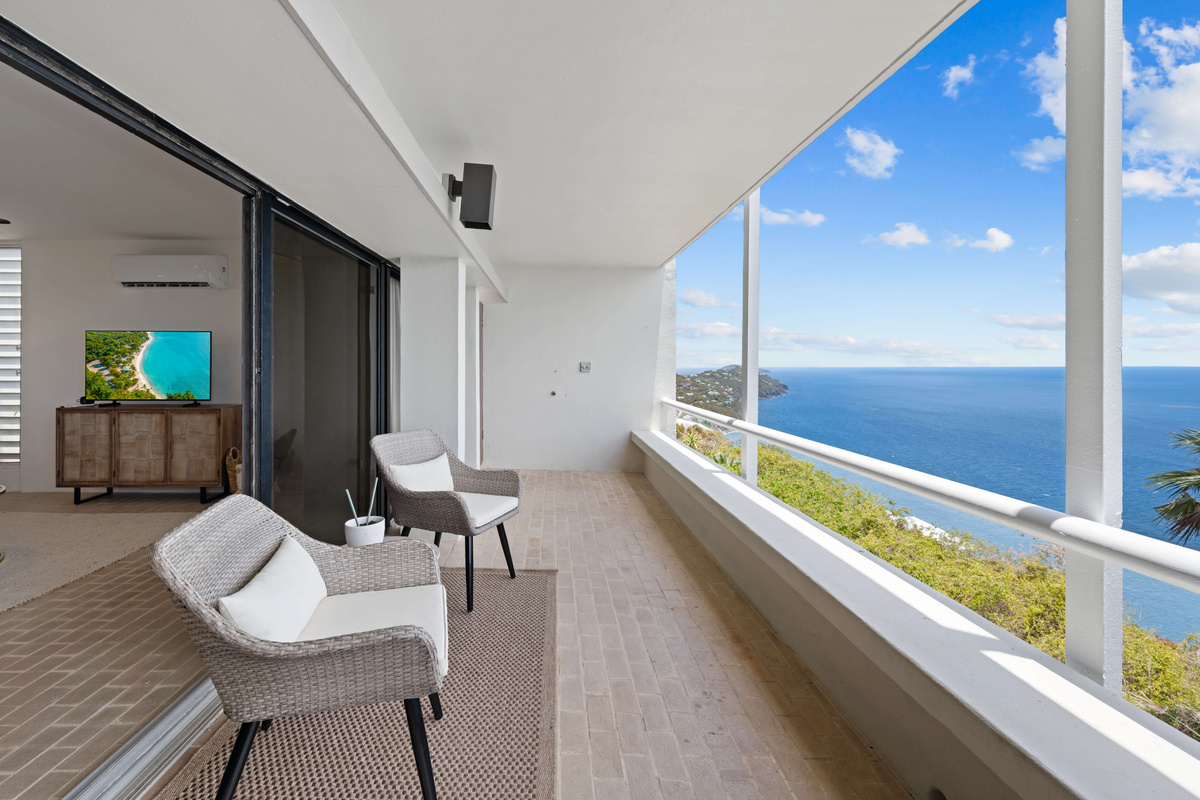 The doors open wide to invite in the Caribbean breezes. When enjoying the Caribbean breezes, please turn of the AC to prevent it from freezing up and damaging the unit.
