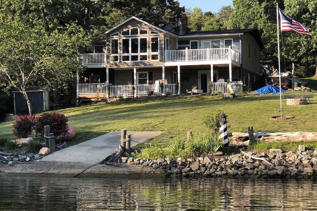 Smith Mountain Lakehouse BookSmart Properties