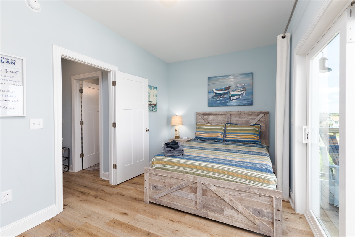 Queen-size bedroom in main floor