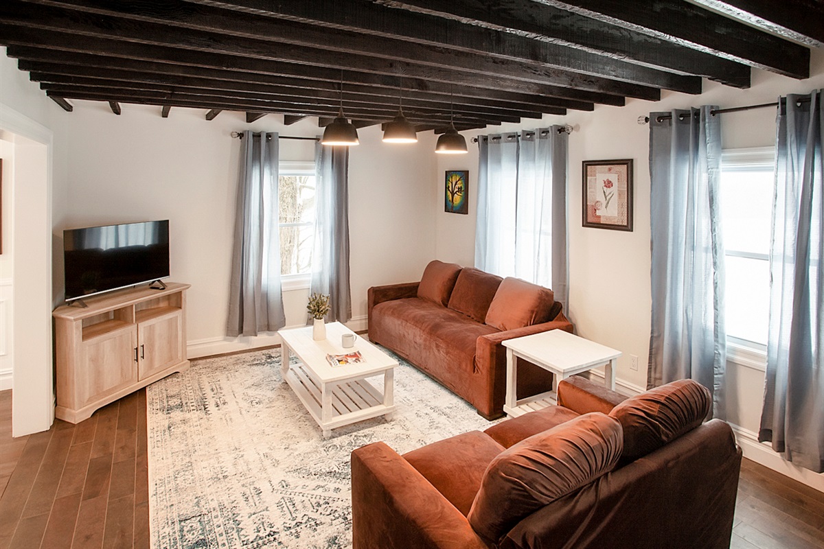 2nd Guest House: Living Room