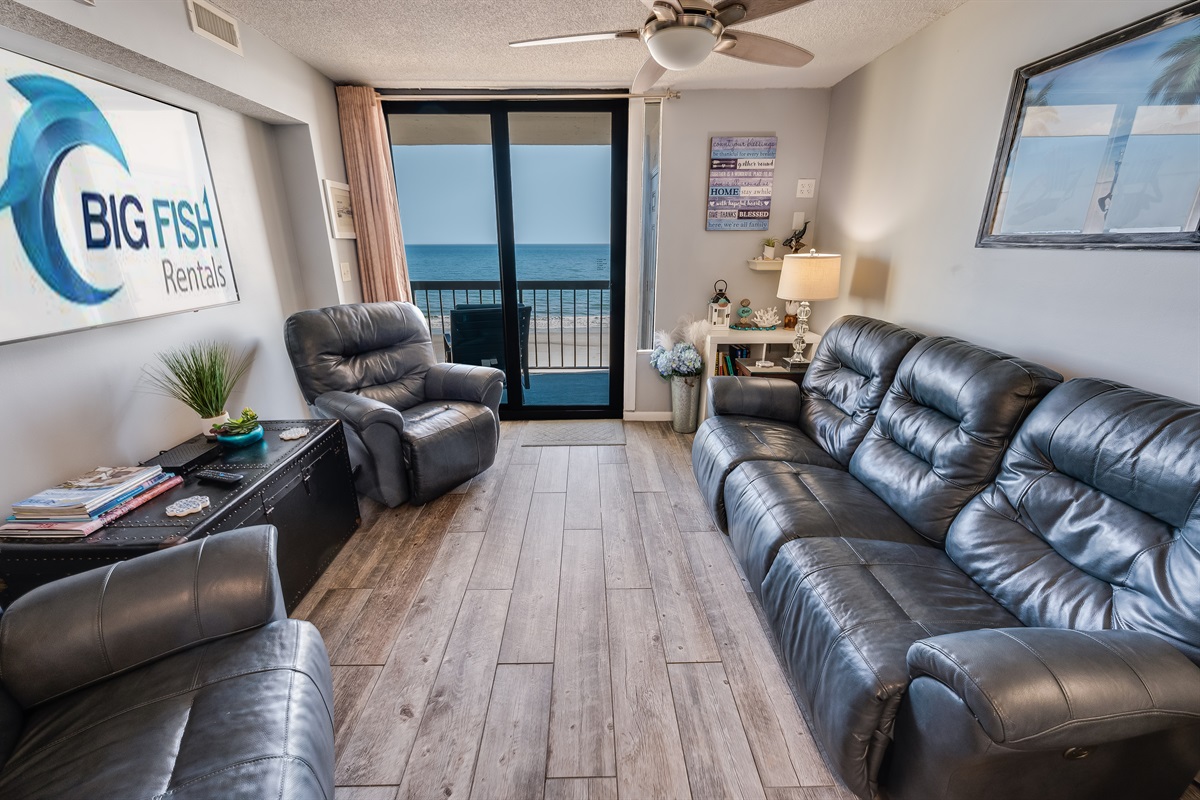 Living Room with Stunning Views🌊☀️