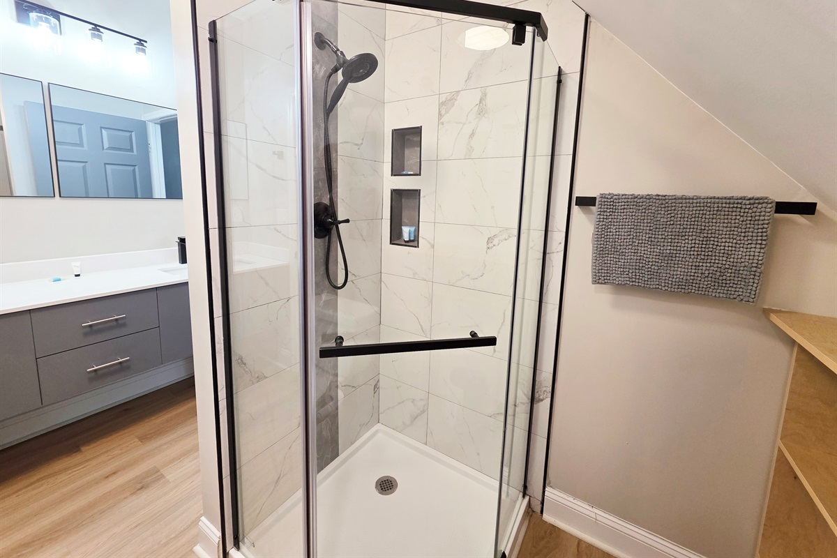 Upstairs Full Bath - (Jack & Jill) - Shower & Shelves