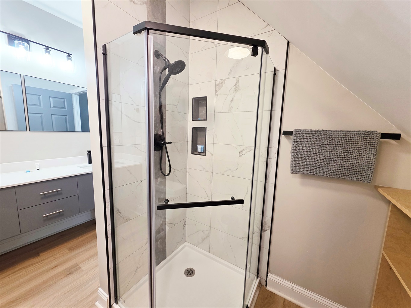 Upstairs Full Bath - (Jack & Jill) - Shower & Shelves