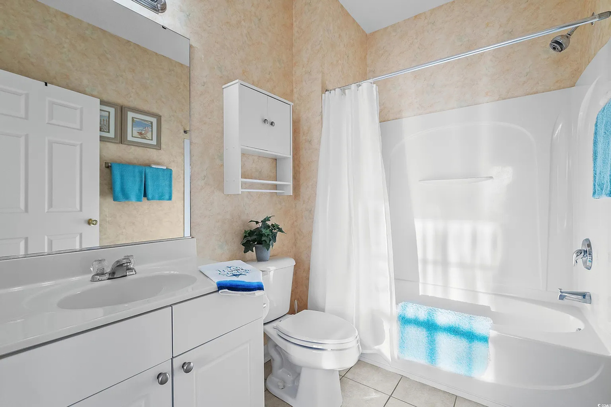 Main Bathroom with tub/shower combo