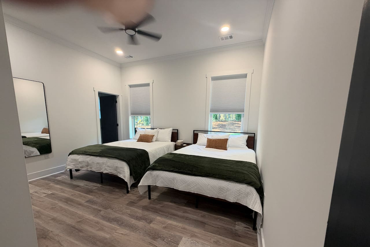 Located on first floor. 2 queen beds, smart TC, and a full en suite bath.