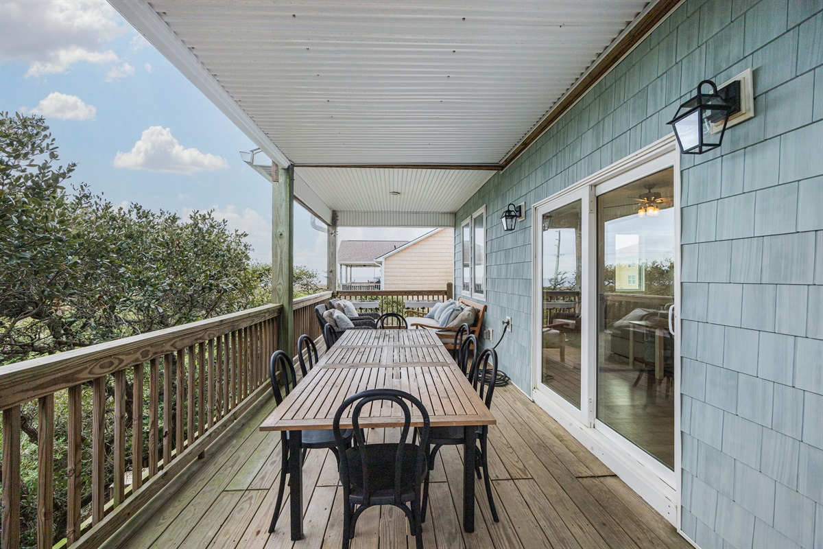 Make every meal a moment with outdoor dining on the deck.