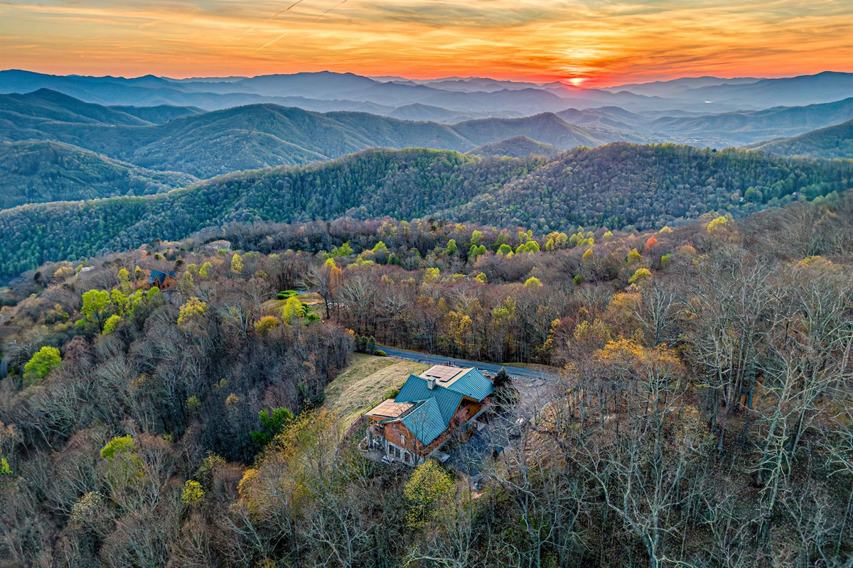 Mountain View: Unwind on the spacious deck as sunsets paint the sky over serene hills!