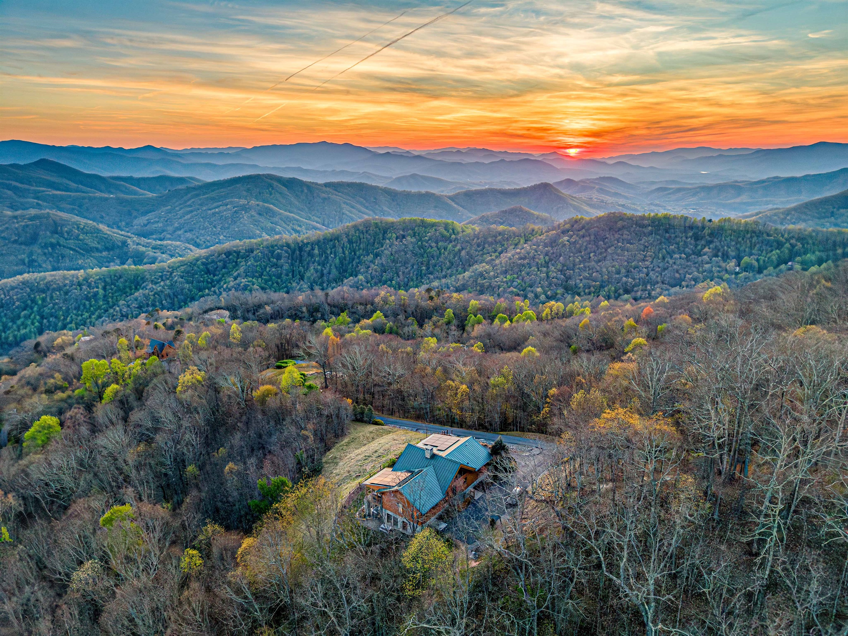 Mountain View: Unwind on the spacious deck as sunsets paint the sky over serene hills!