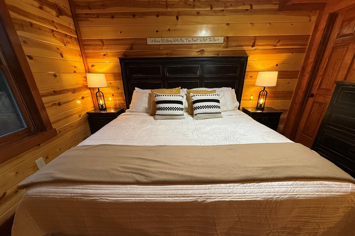 After a day of Smoky Mountain adventures, retreat to the second king bedroom—featuring luxury cotton sheets, cozy bedding, and a mattress made for sweet dreams.