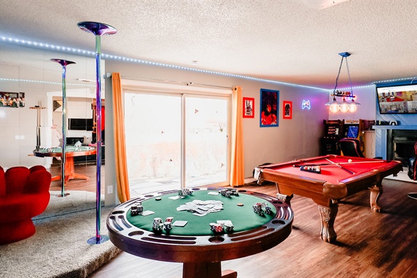 Entertainment Extravaganza: Dive into Billiards, Poker, Gaming, and More in Our Ultimate Game Room Experience! 🎱🎮🕹️