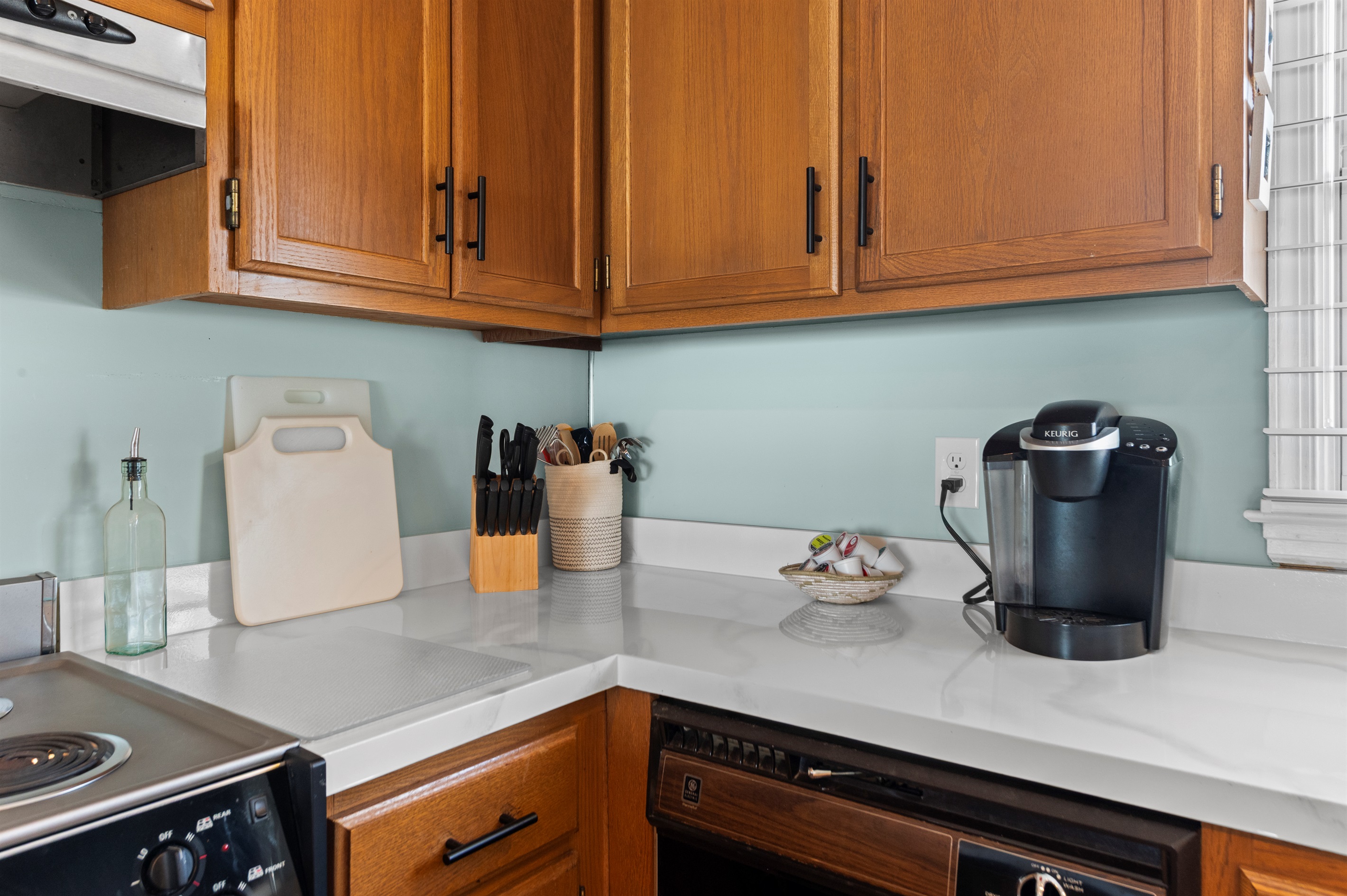 Kitchen: Sleek countertops and modern amenities, perfect for culinary adventures!