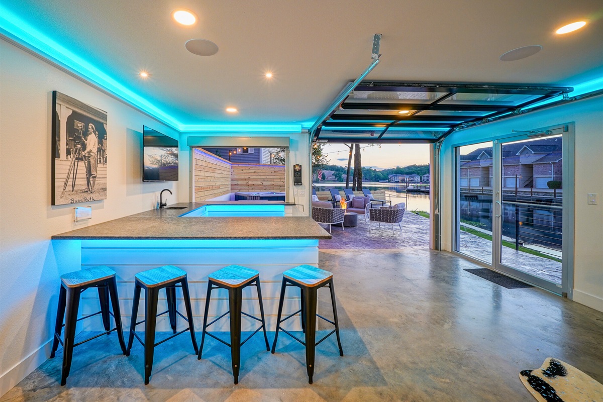 Sip and stay awhile! This sleek indoor-outdoor bar opens to the lake, perfect for happy hours, cocktails, or mocktails with a view.