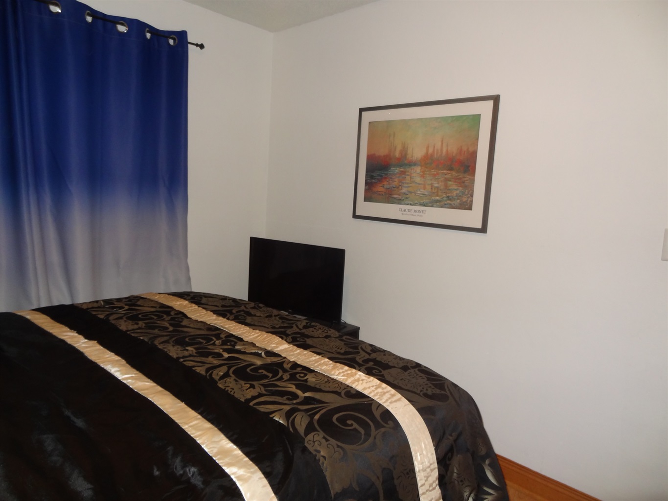 Queen bed with Roku TV