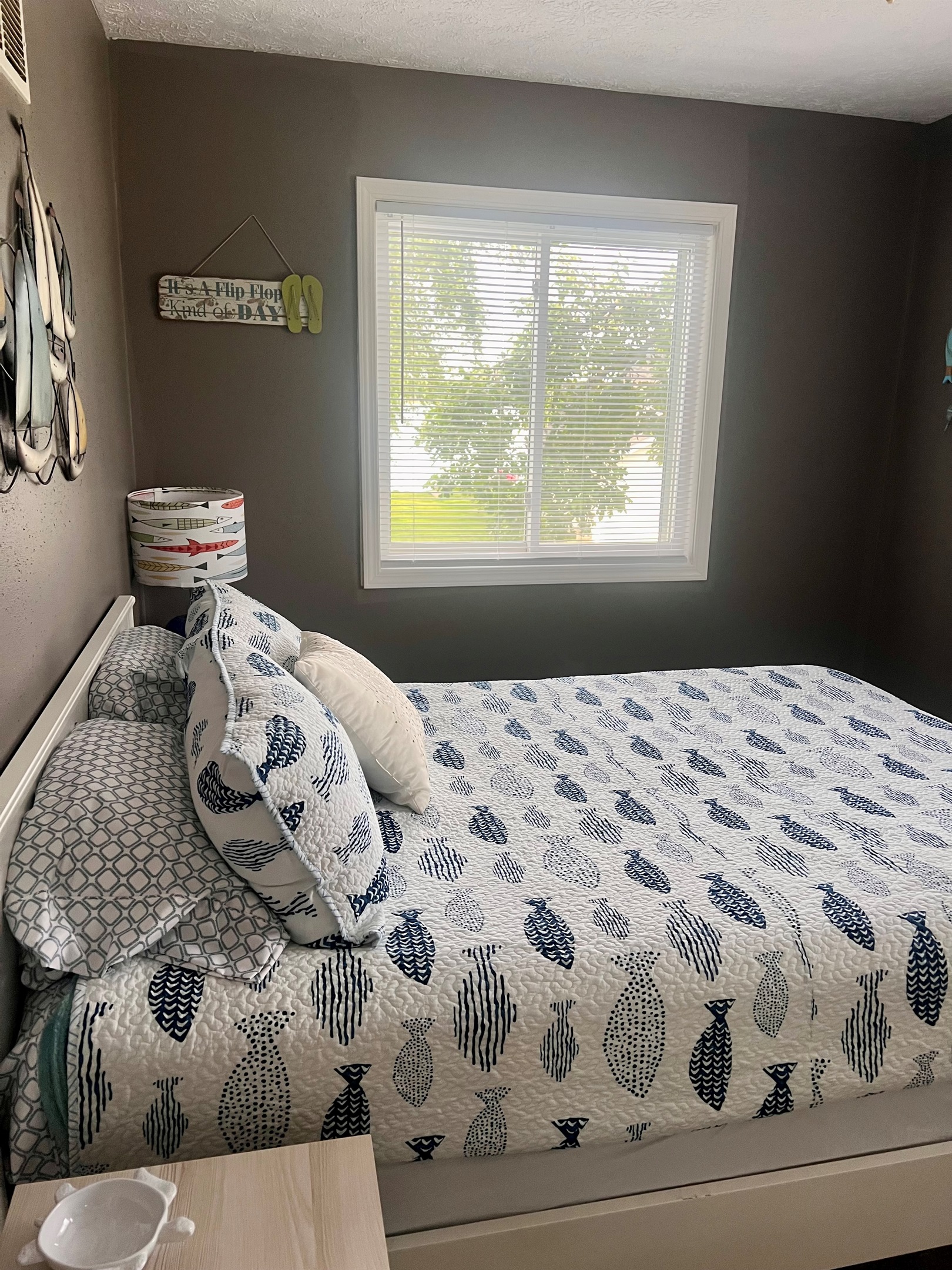 Queen bed showing view of the lake