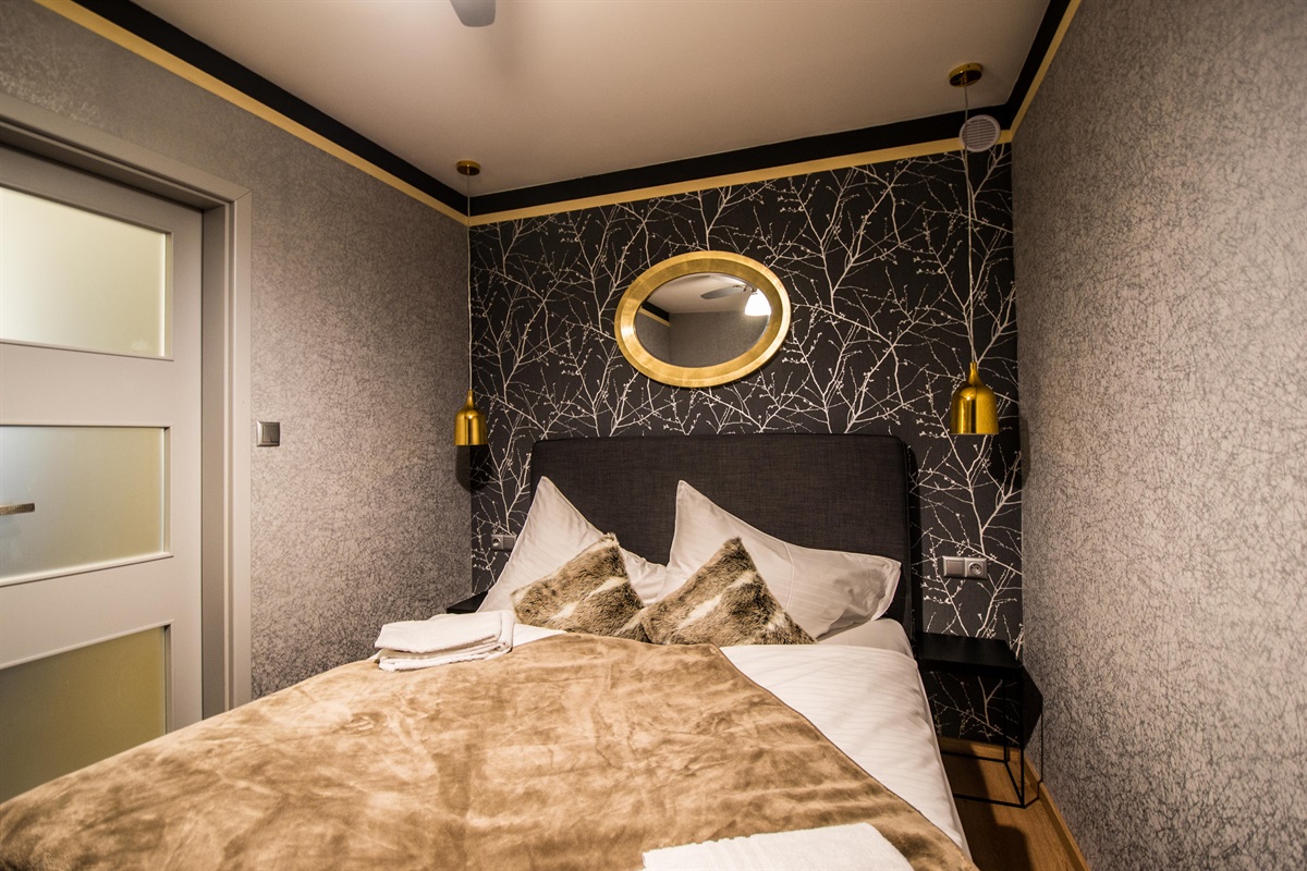 Golden 1st bedroom with comfy queen bed. Bed linen and towels will be provided