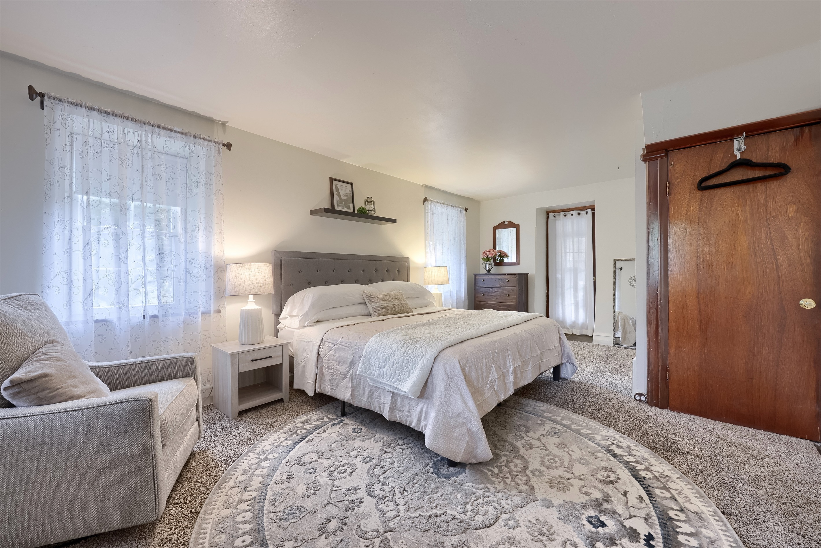 Spacious Main Floor Bedroom. King Bed.