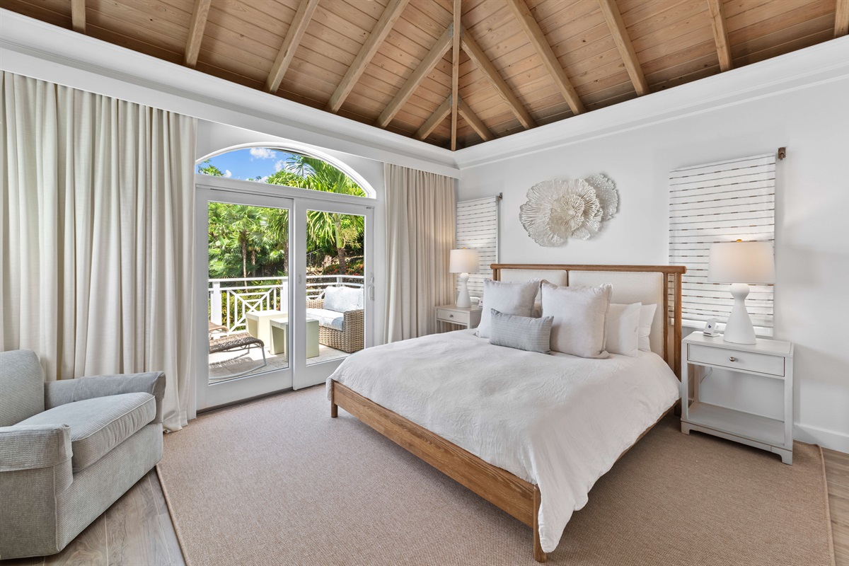 Cozy and quiet with king bed, patio access, AC, and neutral tones. Great for solo guests or couples seeking calm.