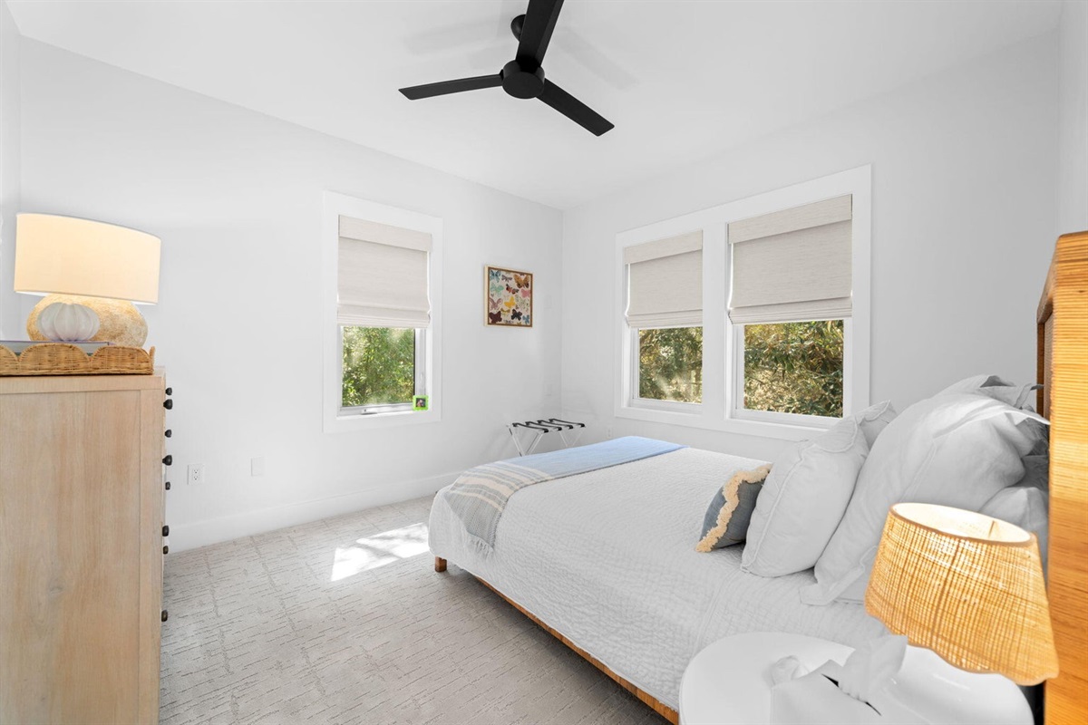 Queen Bedroom - upstairs.