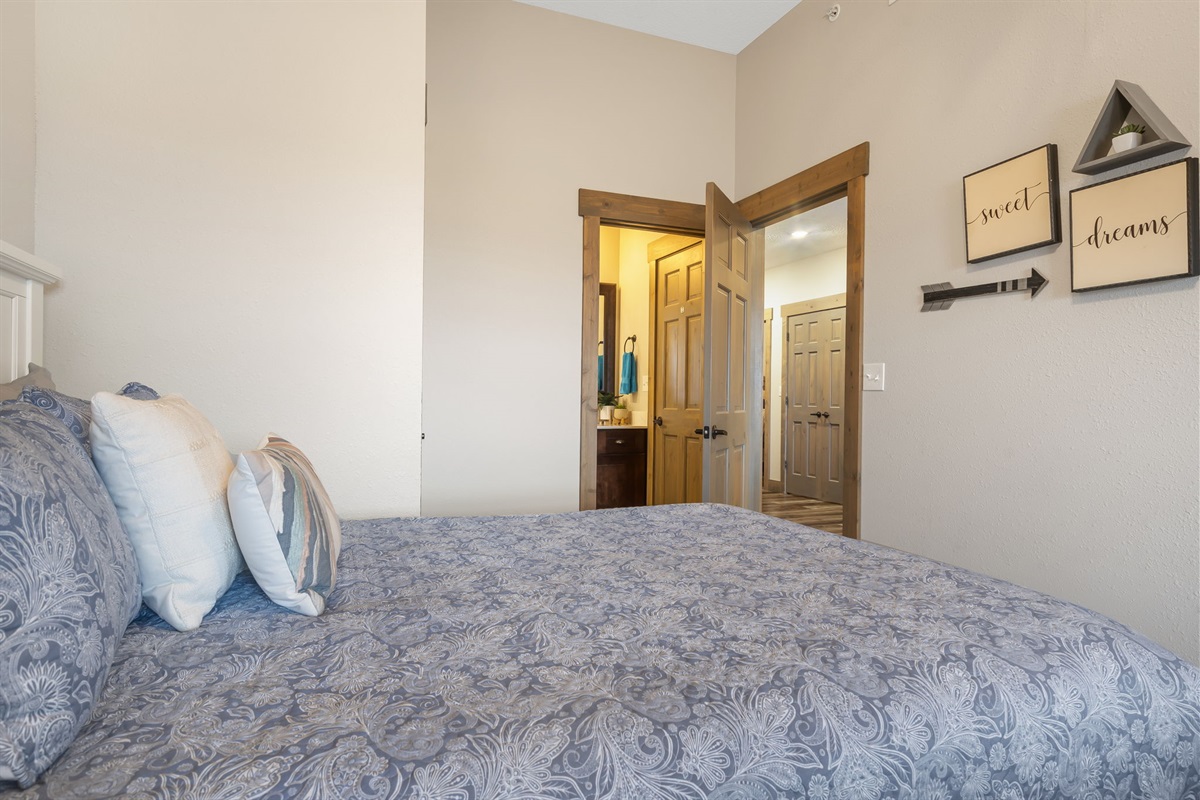 Ensuite bathroom in lower level double queen room