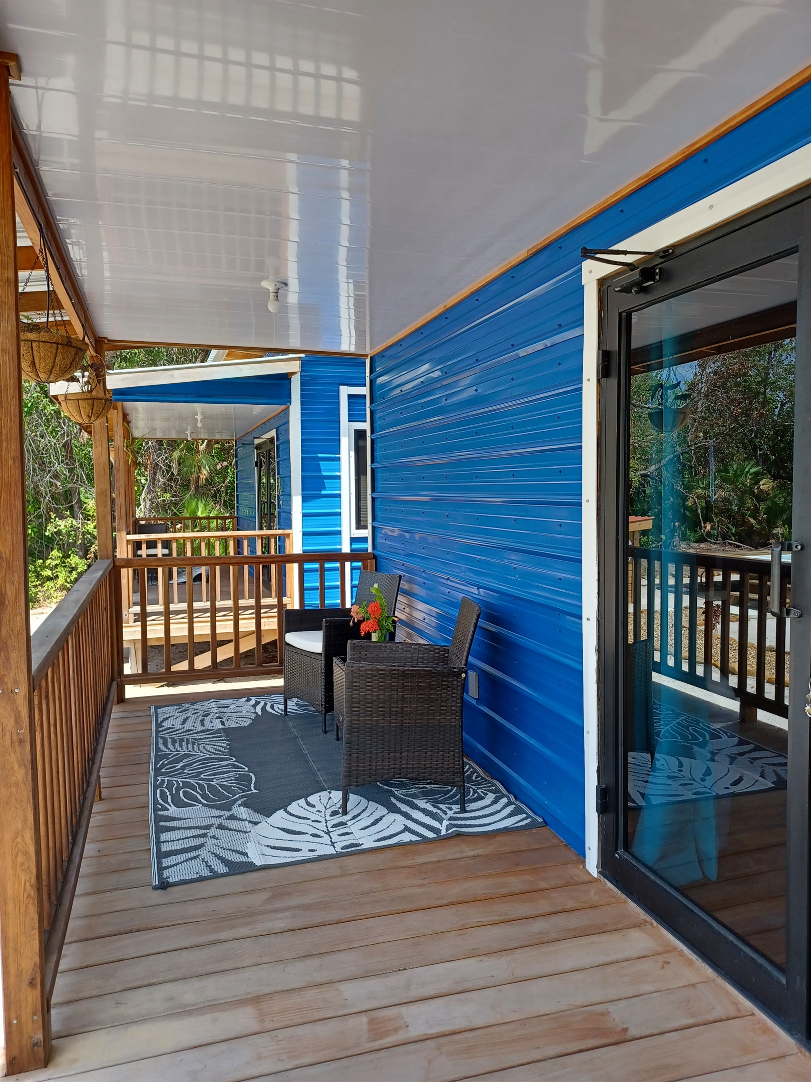 Starfish porch sitting area