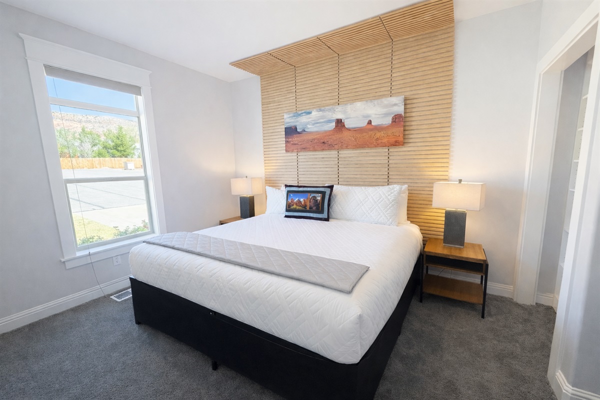 Guest Suite 2- King bed