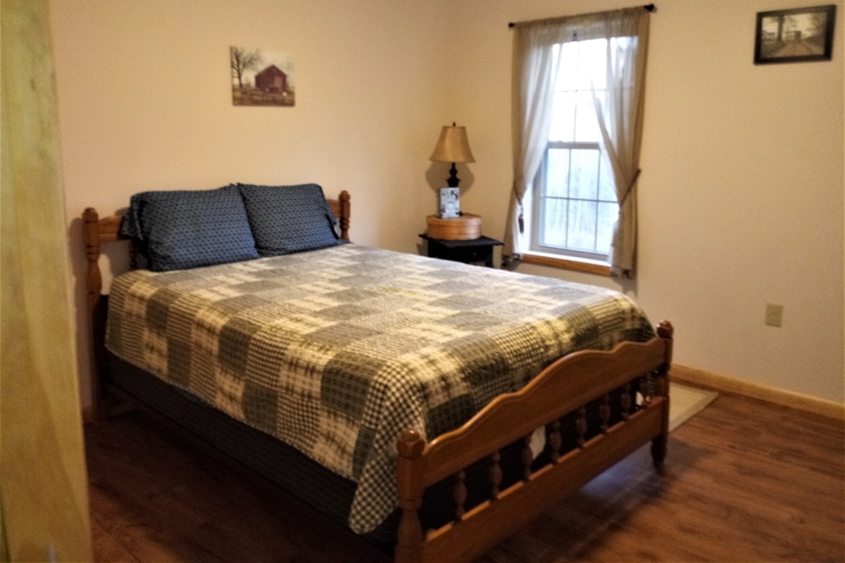 Second bedroom with a queen bed