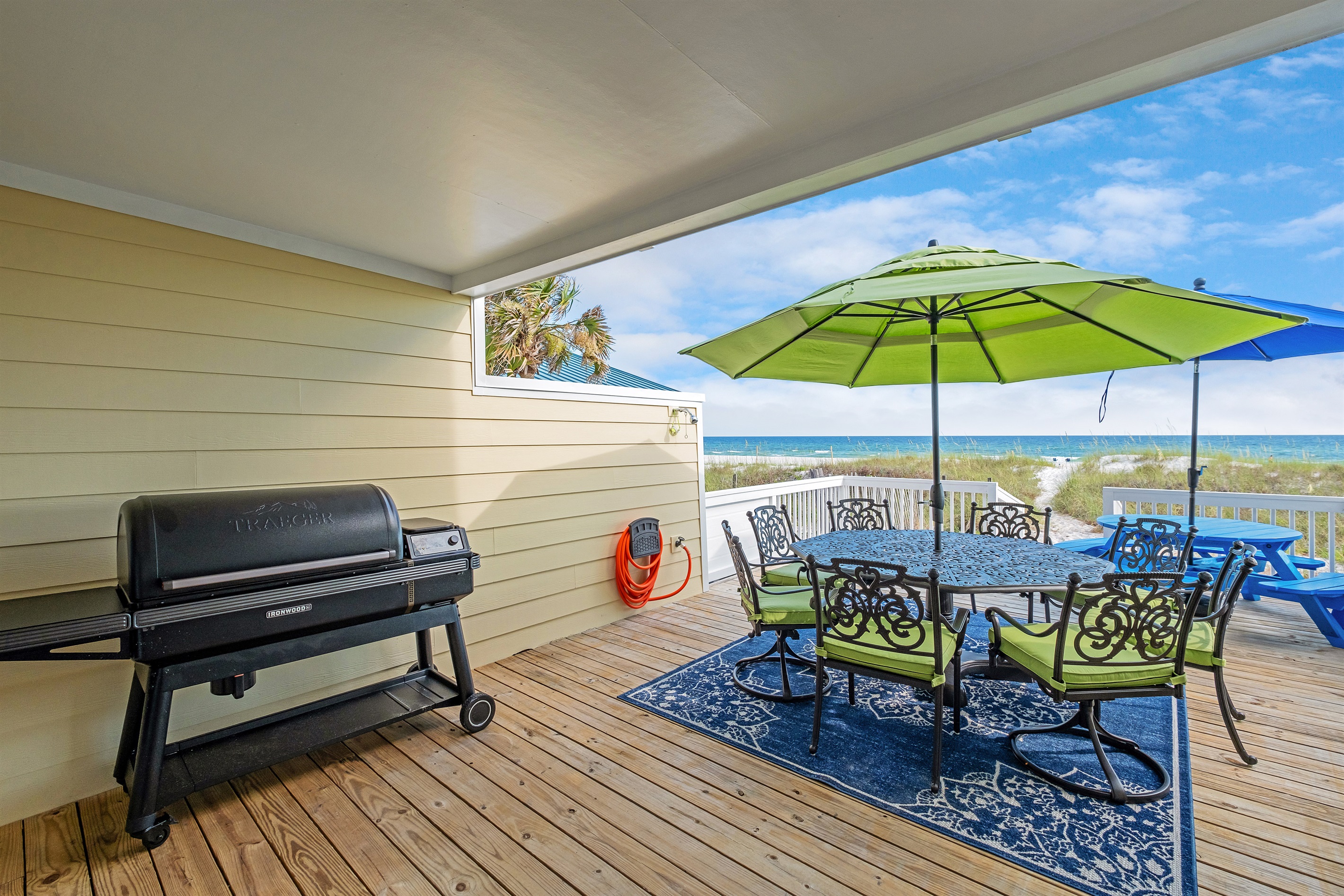 Savor delicious meals in our outdoor dining area equipped with a high-quality Traeger grill and comfortable seating. Ideal for family barbecues and sunset dinners with a view.